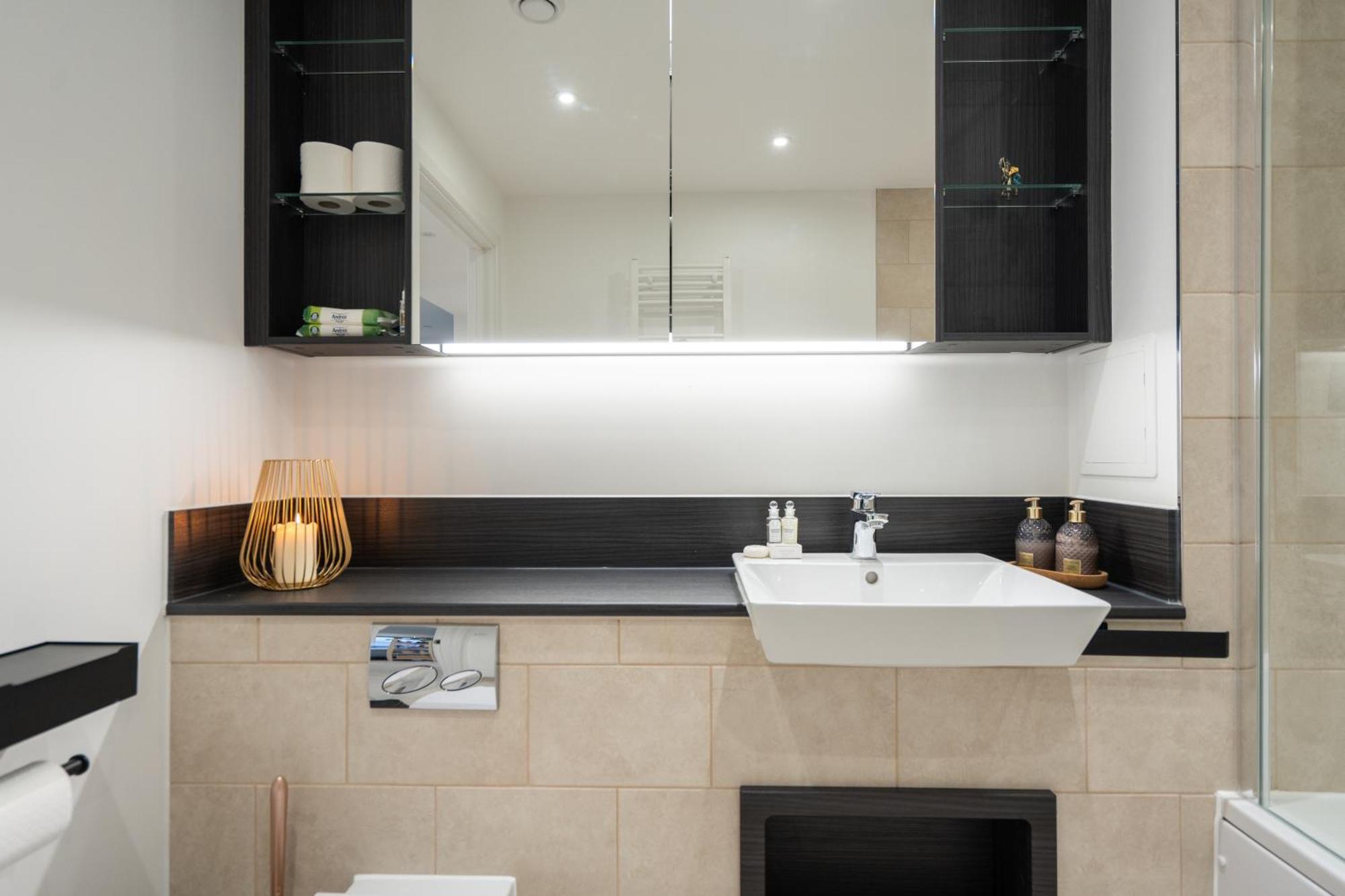 Ferienwohnung Sunset Retreat: Steps From Heathrow/Twickenham Hounslow Exterior foto