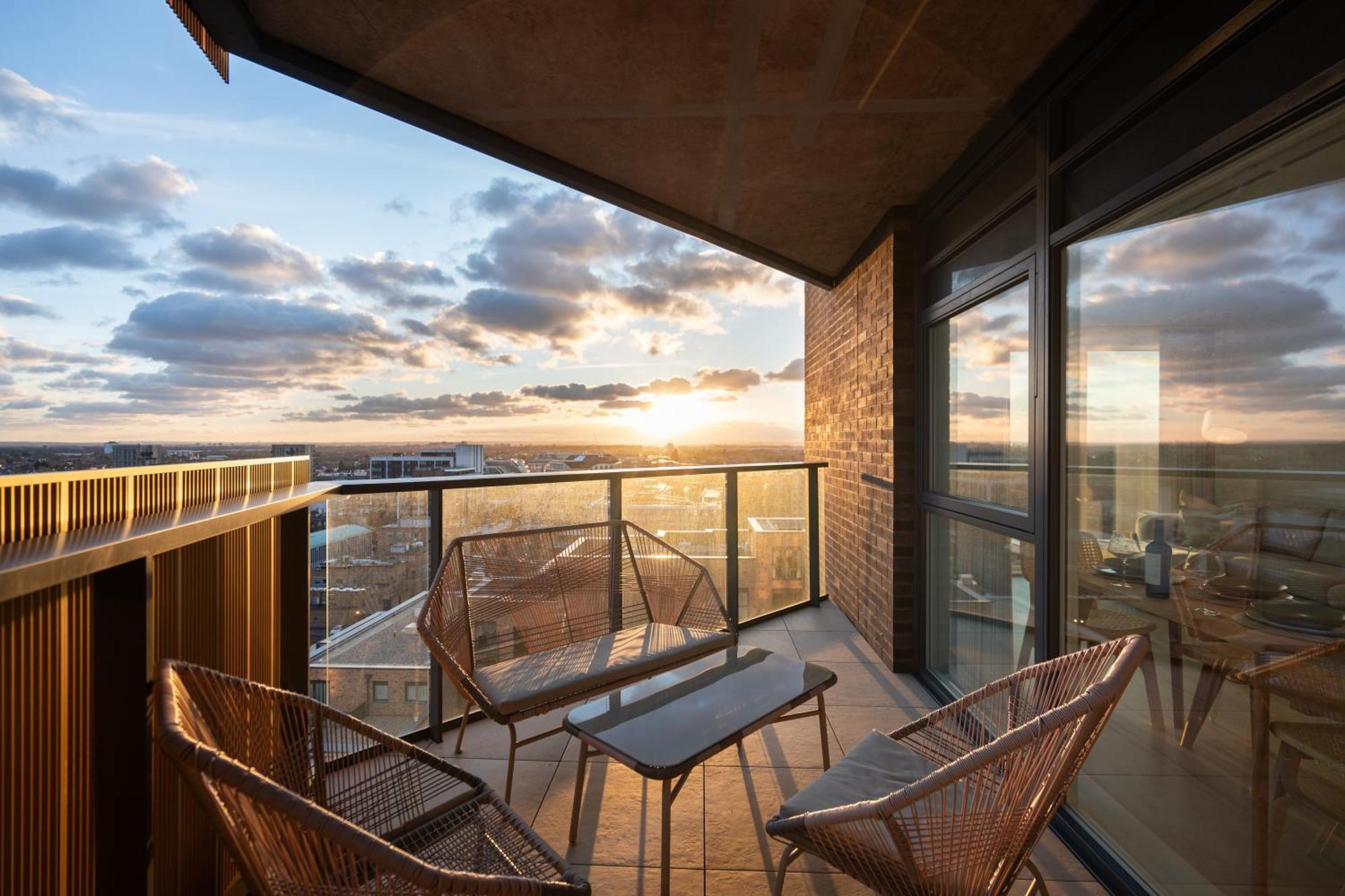 Ferienwohnung Sunset Retreat: Steps From Heathrow/Twickenham Hounslow Exterior foto