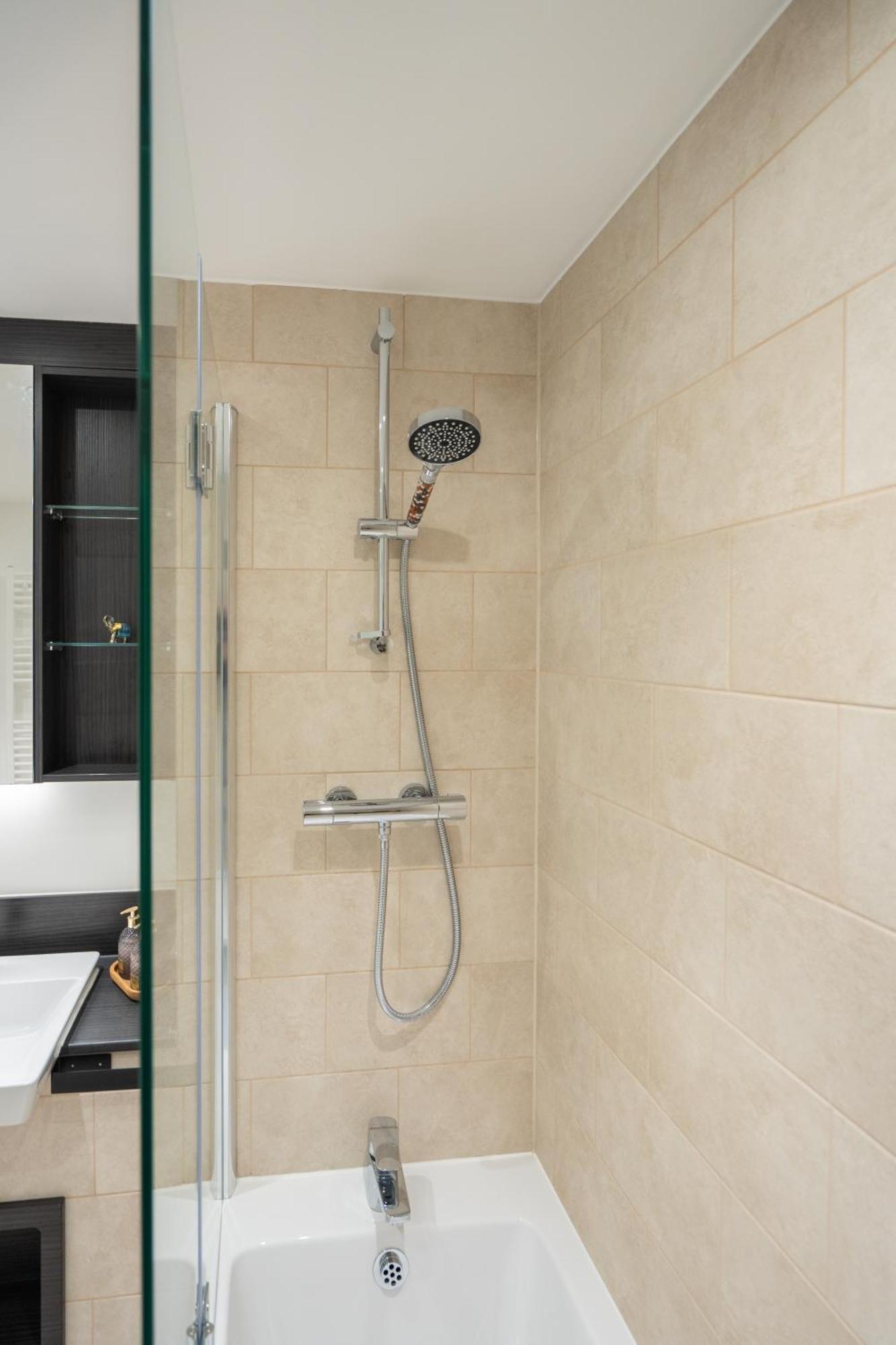 Ferienwohnung Sunset Retreat: Steps From Heathrow/Twickenham Hounslow Exterior foto
