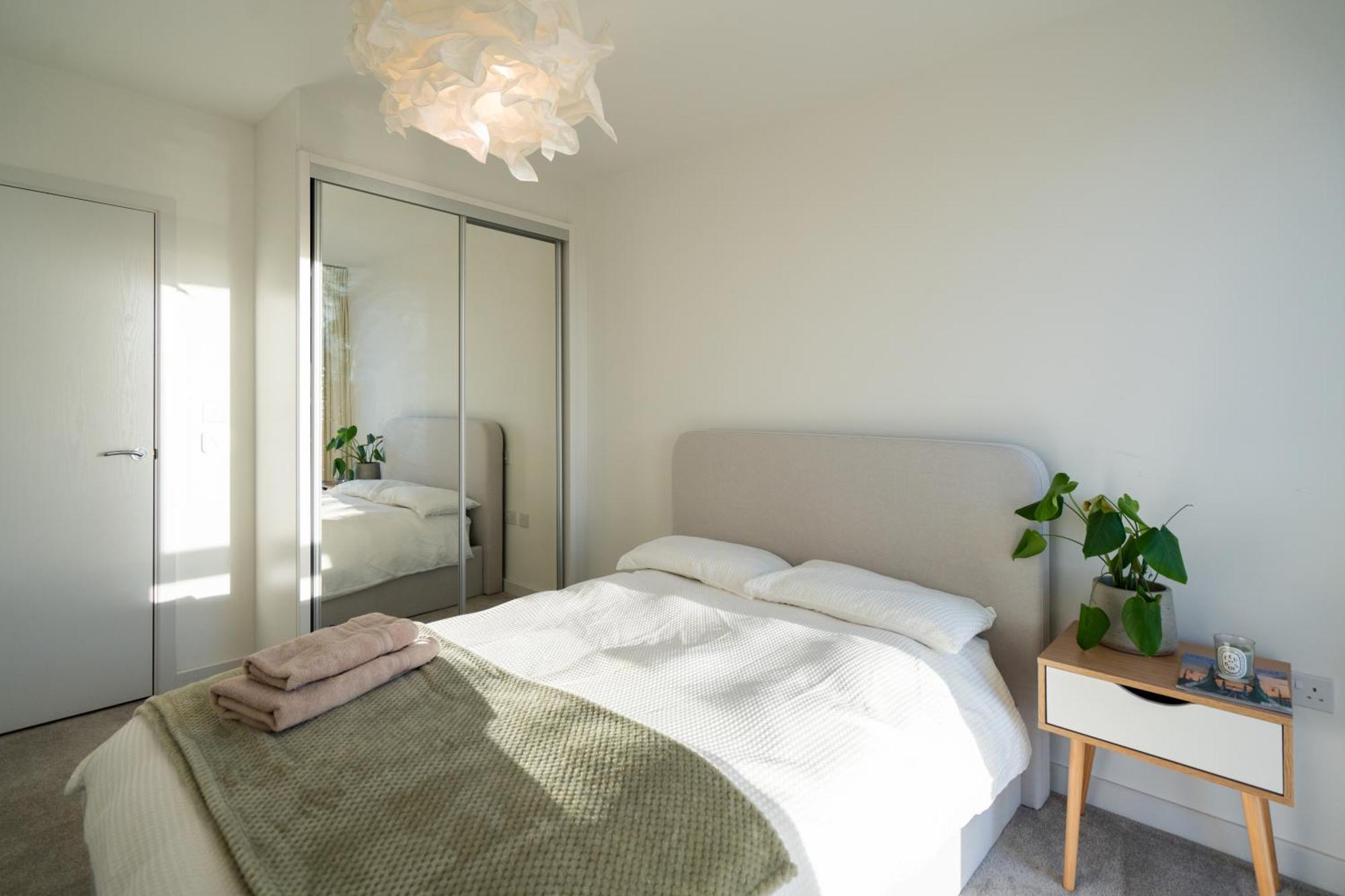 Ferienwohnung Sunset Retreat: Steps From Heathrow/Twickenham Hounslow Exterior foto